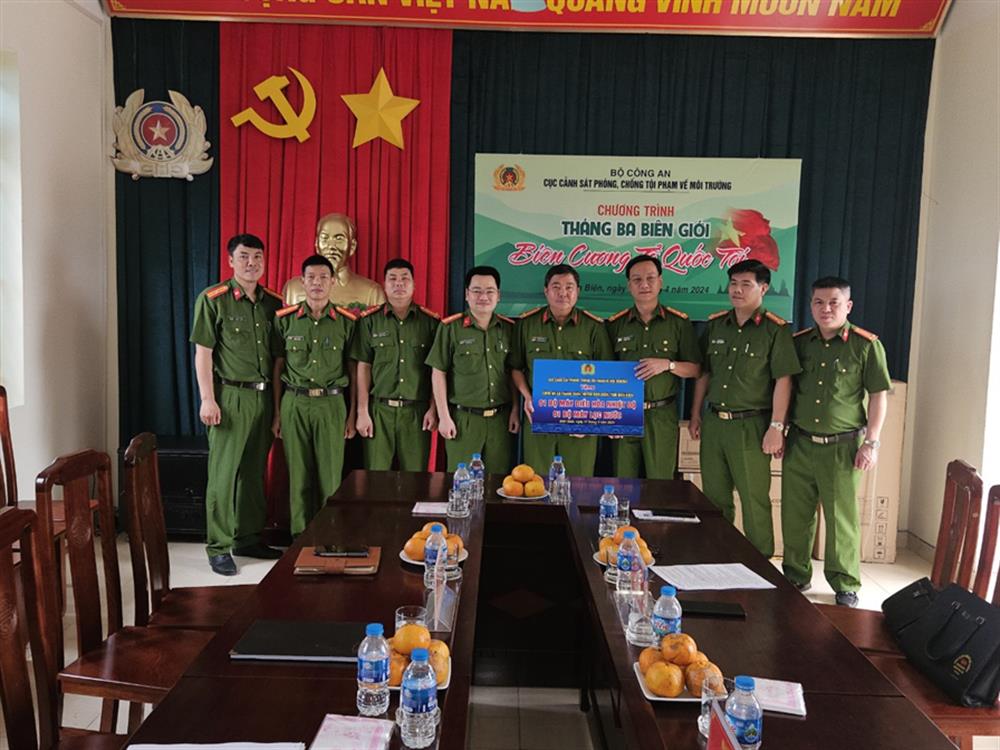 La délégation a offert des cadeaux aux officiers et aux soldats de la police de la commune de Thanh Chan.