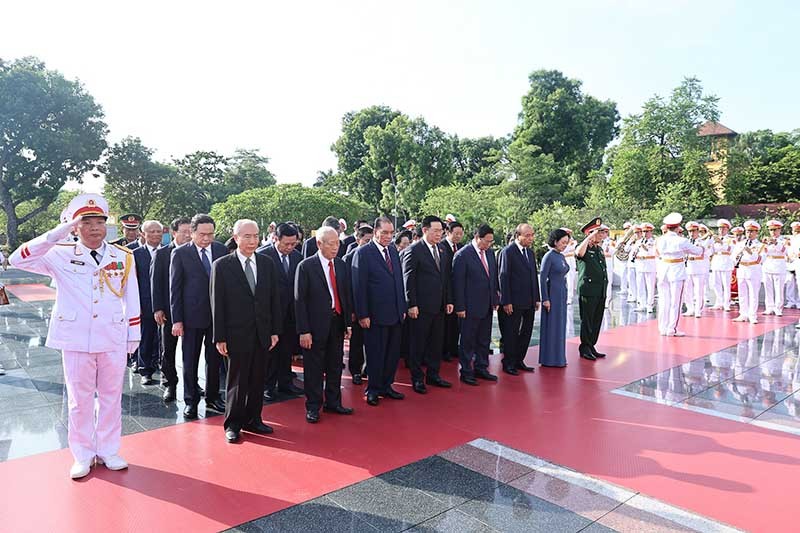 Lãnh đạo Đảng, Nhà nước đặt vòng hoa, dâng hương tưởng niệm các anh hùng liệt sĩ tại Đài tưởng niệm các anh hùng liệt sĩ. (Nguồn: VGP)