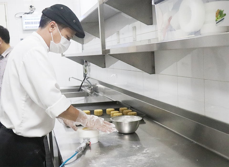 Hotel staff carry out the process of making moon cakes.