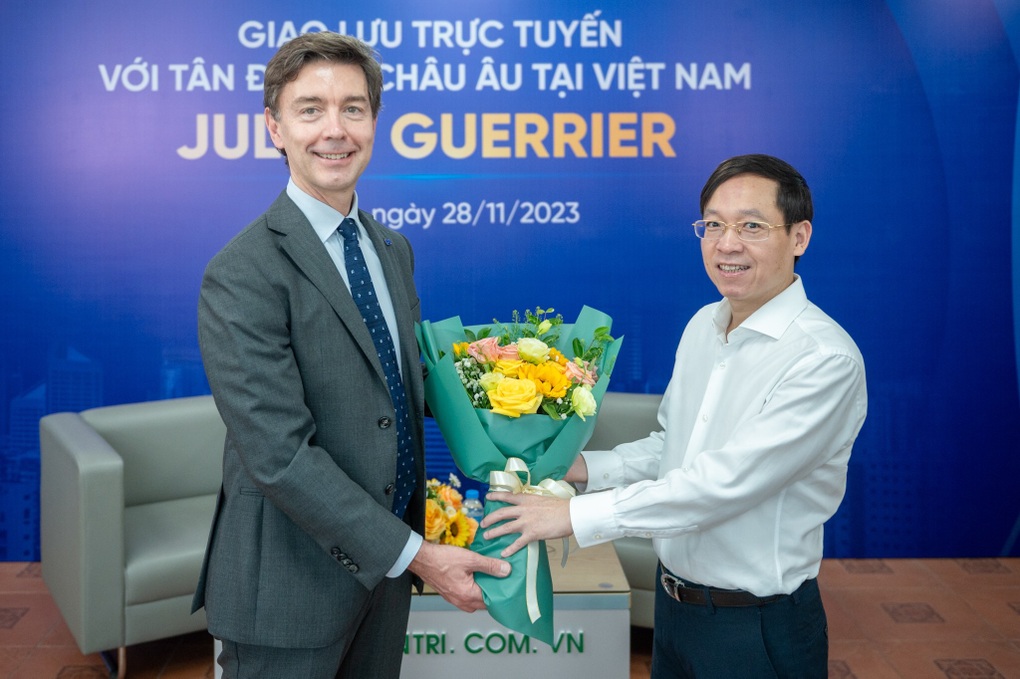 Đại sứ EU tại Việt Nam Julien Guerrier đang giao lưu với độc giả Dân trí - 1