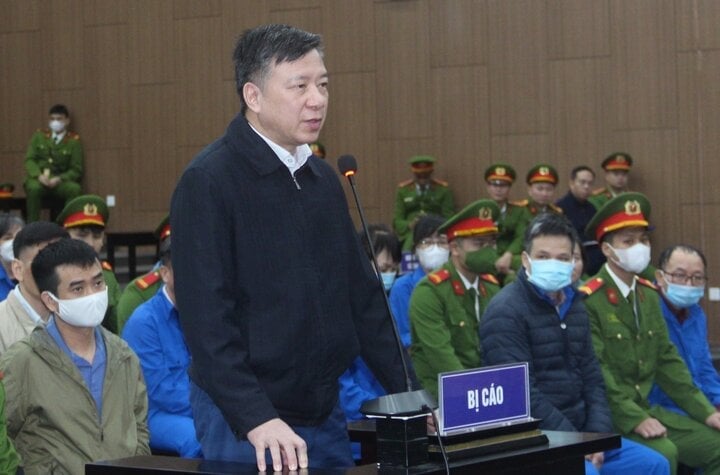 L'ancien secrétaire du Parti provincial de Hai Duong, Pham Xuan Thang, devant le tribunal.