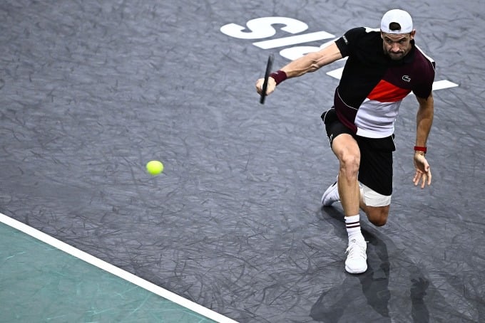 Dimitrov frappe un revers lors de sa victoire contre Medvedev au Masters de Paris le 1er novembre. Photo : ATP