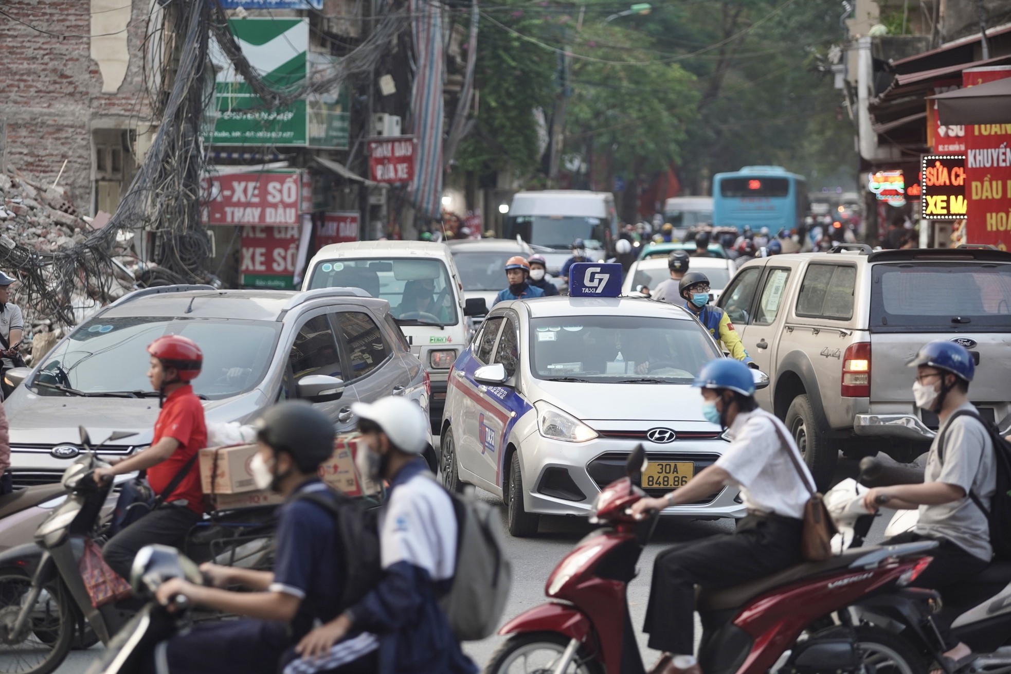 Horrifying scene of people risking their lives to 'cut' the front of a car, rushing through traffic to get into Thanh Xuan underpass photo 2