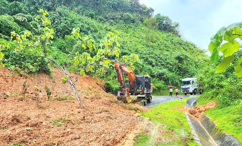 Một tuyến đường bị sạt lở tại Tuyên Quang (Ảnh: Báo Tuyên Quang).