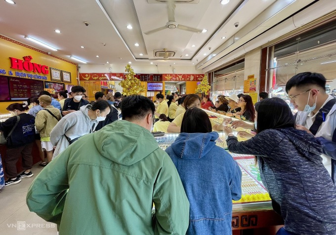 Customers look at gold jewelry at one of two Mi Hong gold shops on Bui Huu Nghia Street. Photo: Quynh Trang.