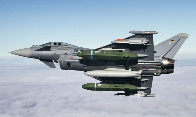 យន្តហោះចម្បាំង Eurofighter Typhoon ដឹកកាំជ្រួចឆ្លងទន្លេ Taurus ។ រូបថត៖ Airbus Defense