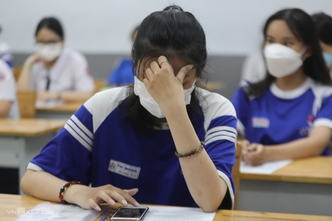 Die Kandidaten absolvieren die Formalitäten für die Highschool-Abschlussprüfung 2022 an der Phu Nhuan High School in Ho-Chi-Minh-Stadt. Foto: Quynh Tran