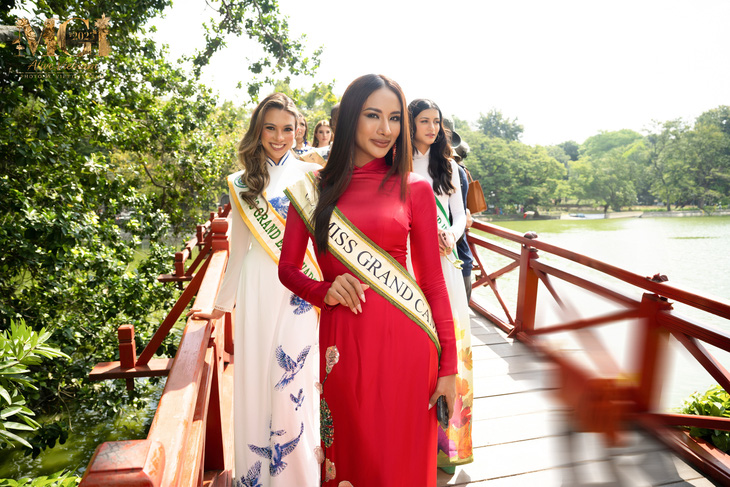 Misses aus Ländern, die an der Miss Grand International 2023 teilnehmen, tragen Ao Dai und Ao Tu Than