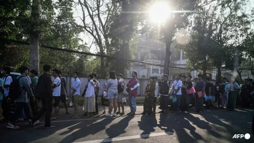 兵役義務の告知後、数千人がミャンマーからの脱出を模索（写真1）