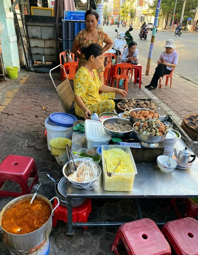 Phan Thiết, mì 'quảng' và bánh căn - Ảnh 3.