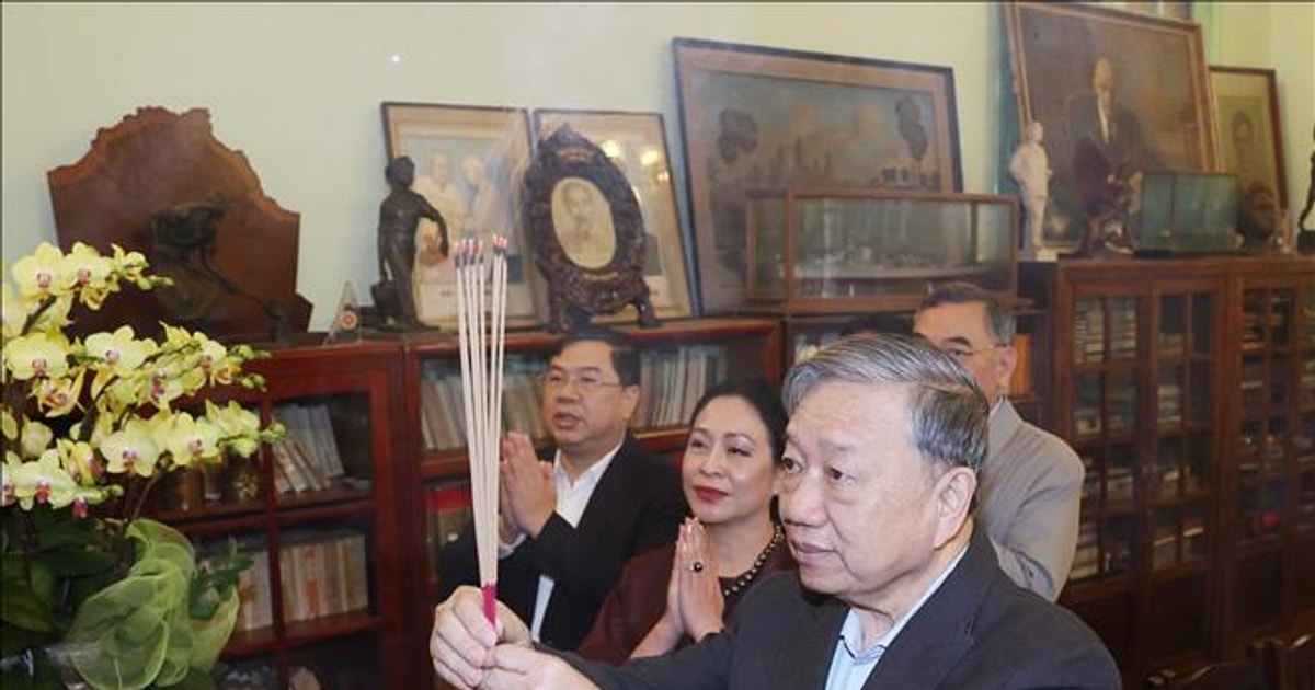 General Secretary To Lam burns incense in memory of former Party and State leaders