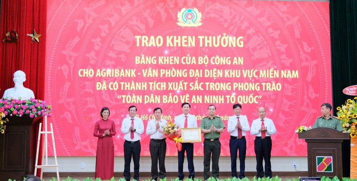 Văn phòng Đại diện Agribank khu vực miền Nam đón nhận Bằng khen của Bộ Công an