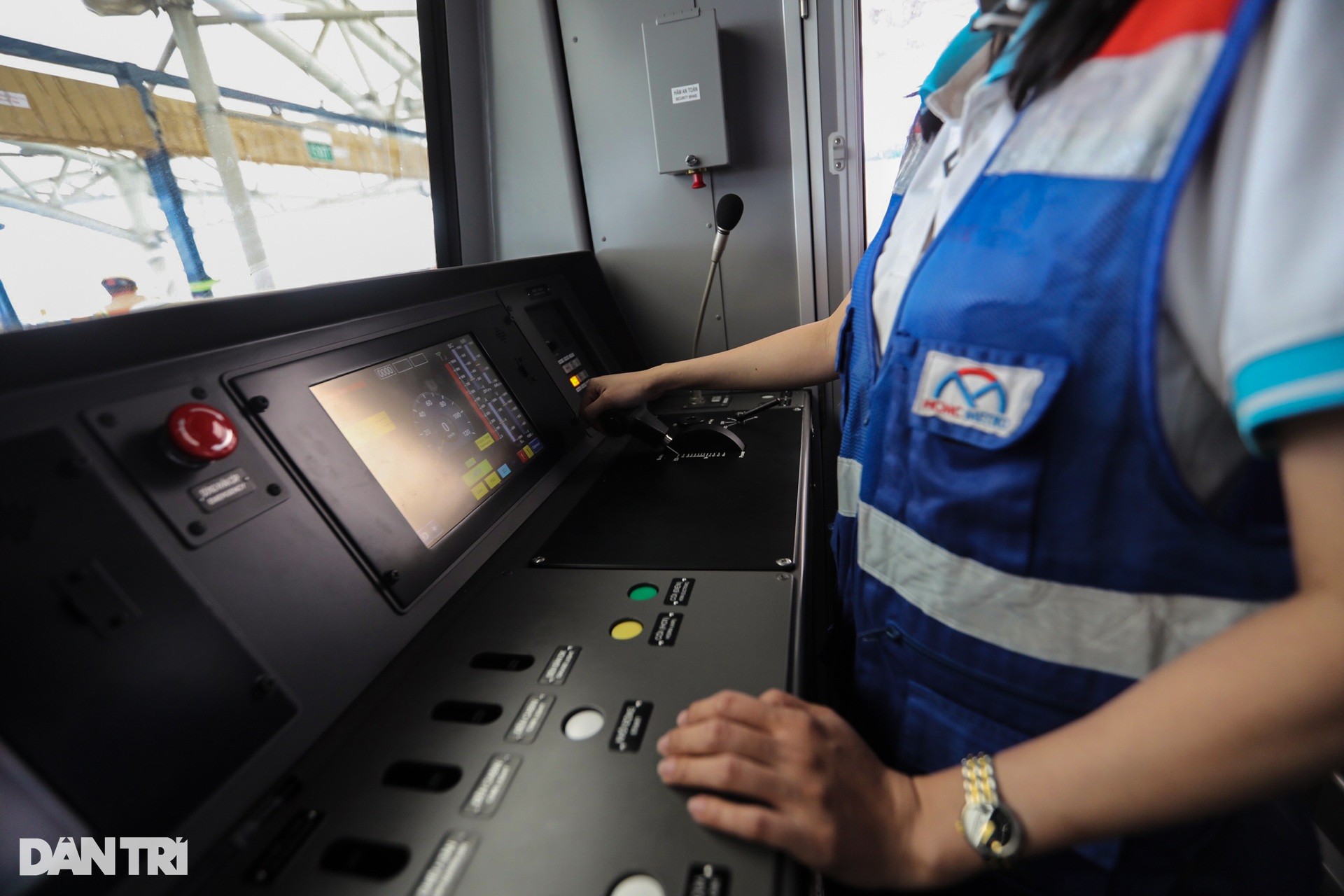 The only two female metro train drivers in Hanoi and Ho Chi Minh City photo 11