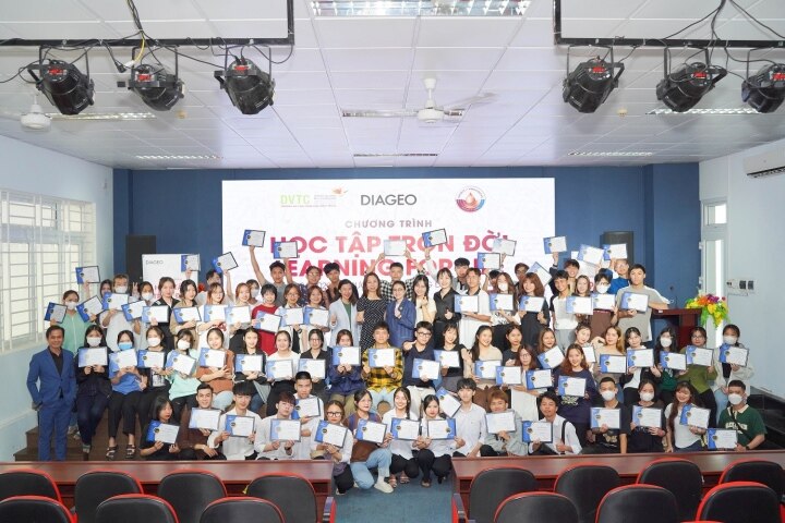 Diageo Vietnam supports students in improving hotel and restaurant skills - 1