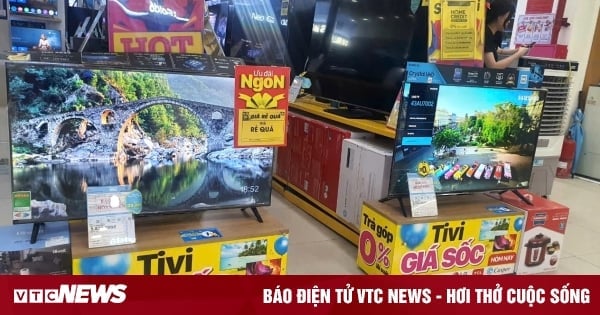 TVs on shocking discount, many models are now under 3 million VND/unit