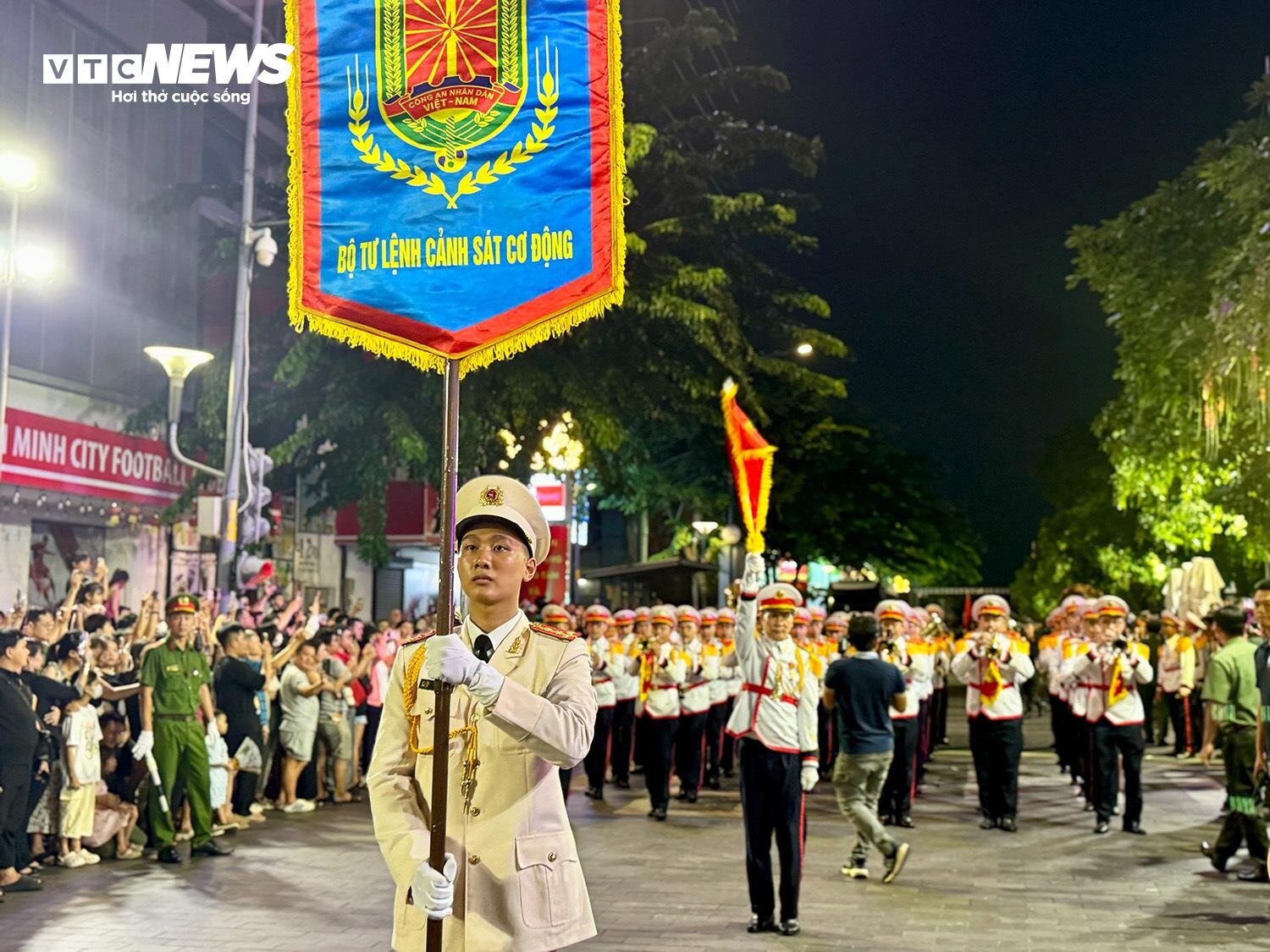 Défilé de la cavalerie mobile de la police sur la rue piétonne Nguyen Hue - 8