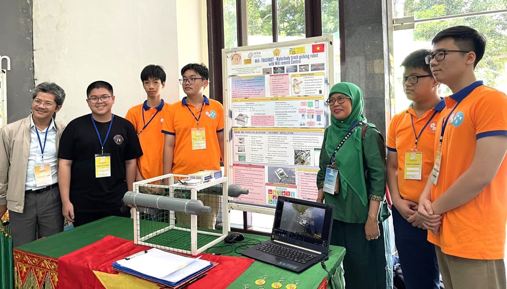 Schüler Tran Cao Anh Khoa (im schwarzen Hemd, Quang Trung Secondary School) mit dem Produkt, das beim Wettbewerb die Goldmedaille und den Sonderpreis gewonnen hat.