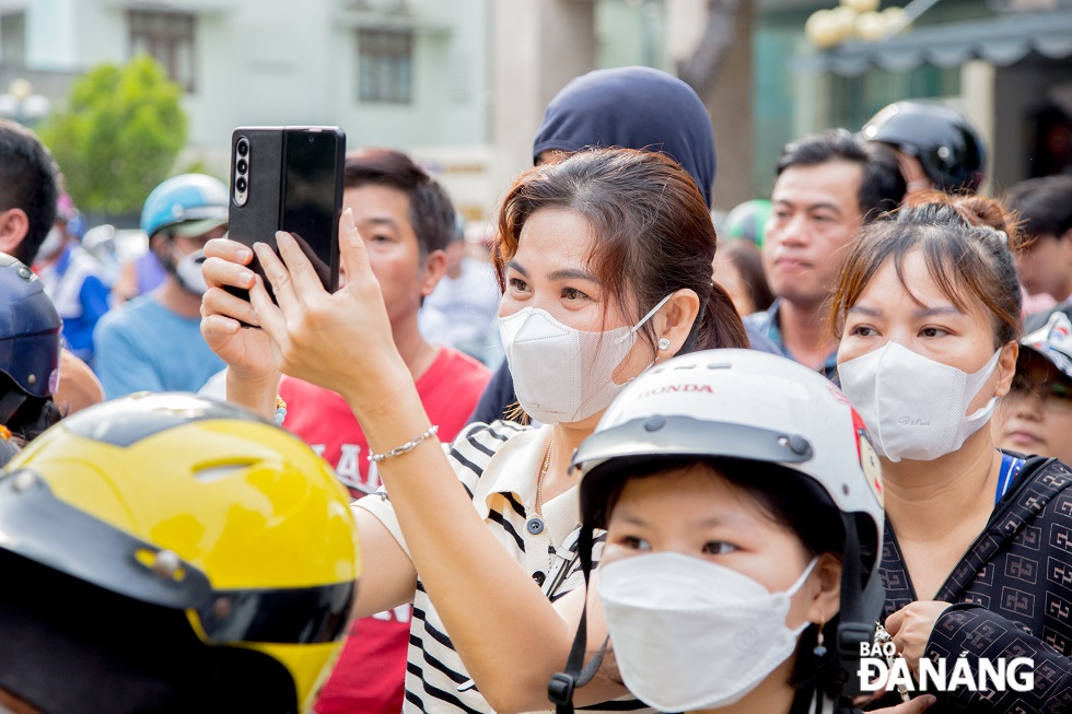 Bậc phụ huynh tranh thủ lưu lại khoảnh khắc con của họ đã mạnh dạn bước vào phòng thi với vô vàn áp lực không tên để thi.