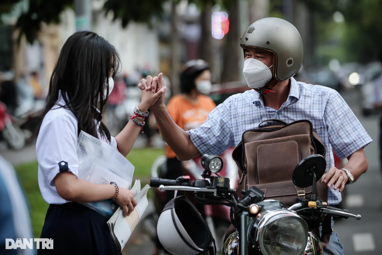 Thí sinh vỡ òa ở môn thi đầu tiên kỳ thi tuyển sinh lớp 10 tại TPHCM - 2