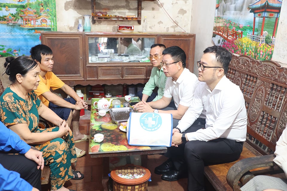 In addition, the Organizing Committee visited the family of veteran Nguyen Duy Son, a typical family in the locality.