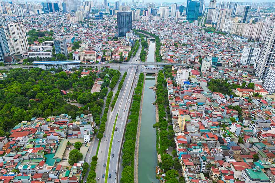 Nước sông Tô Lịch bất ngờ đổi màu xanh ngắt- Ảnh 1.