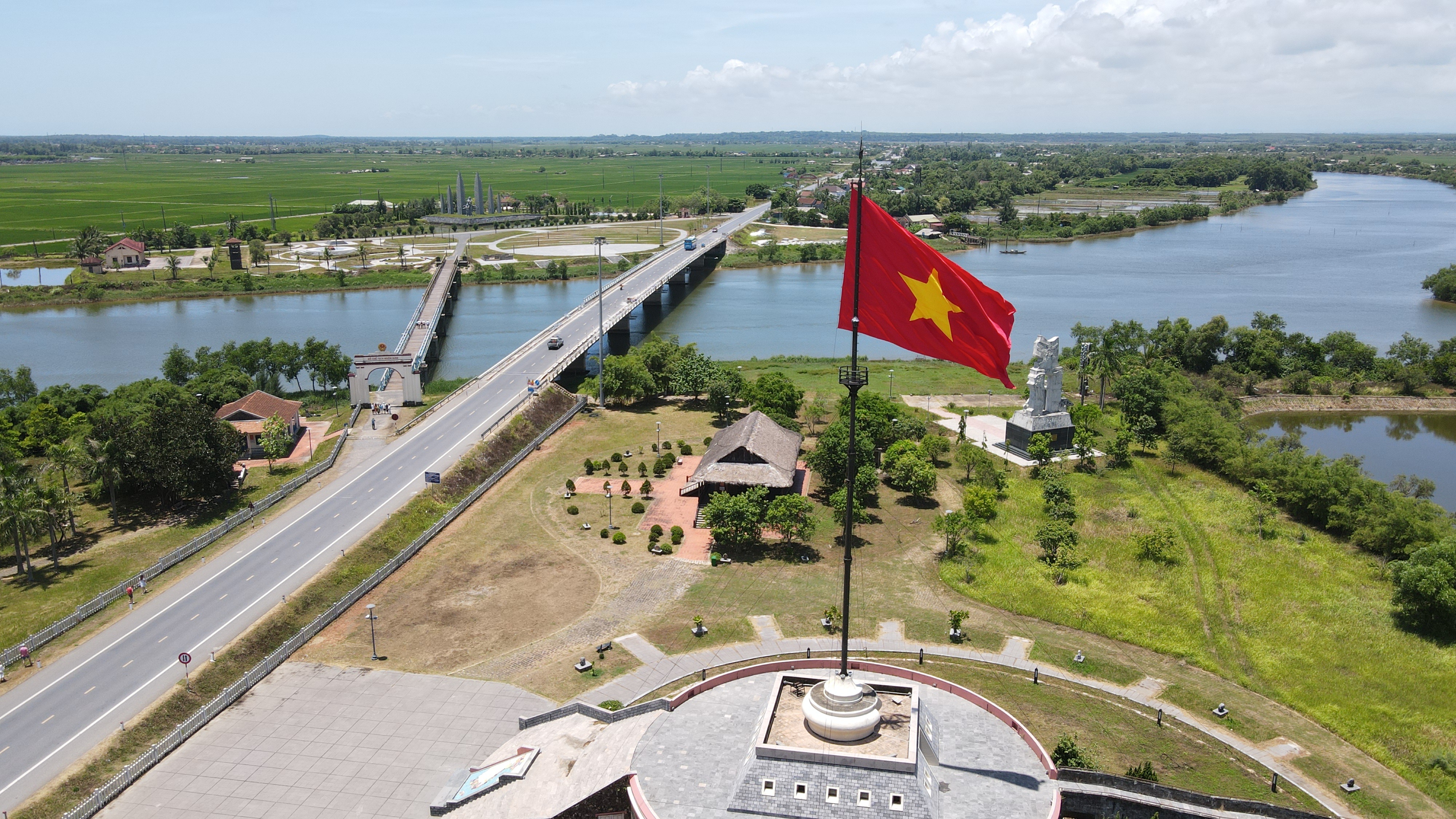 ស្នេហារវាងប៉ារ៉ាឡែលពីរ និងអាពាហ៍ពិពាហ៍ពិសេសឆ្លងស្ពានបង្រួបបង្រួម - ១៧ Mối tình đôi bờ vĩ tuyến và đám cưới đặc biệt qua cây cầu thống nhất - 17