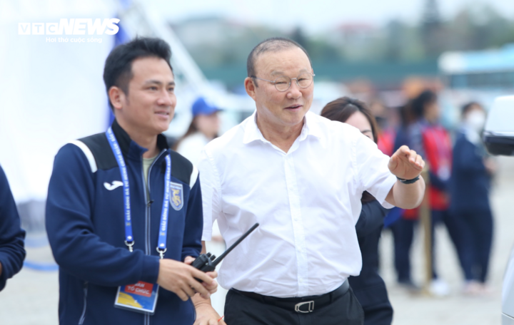 Am Nachmittag des 10. März war Herr Park Hang Seo im Tu Son City Stadium (Bac Ninh), um an der Eröffnungszeremonie teilzunehmen und sich die Freundschaftsspiele mit Beteiligung des Bac Ninh Club anzusehen. Der ehemalige Cheftrainer der vietnamesischen Nationalmannschaft fungiert als Berater für dieses neu gegründete Team.