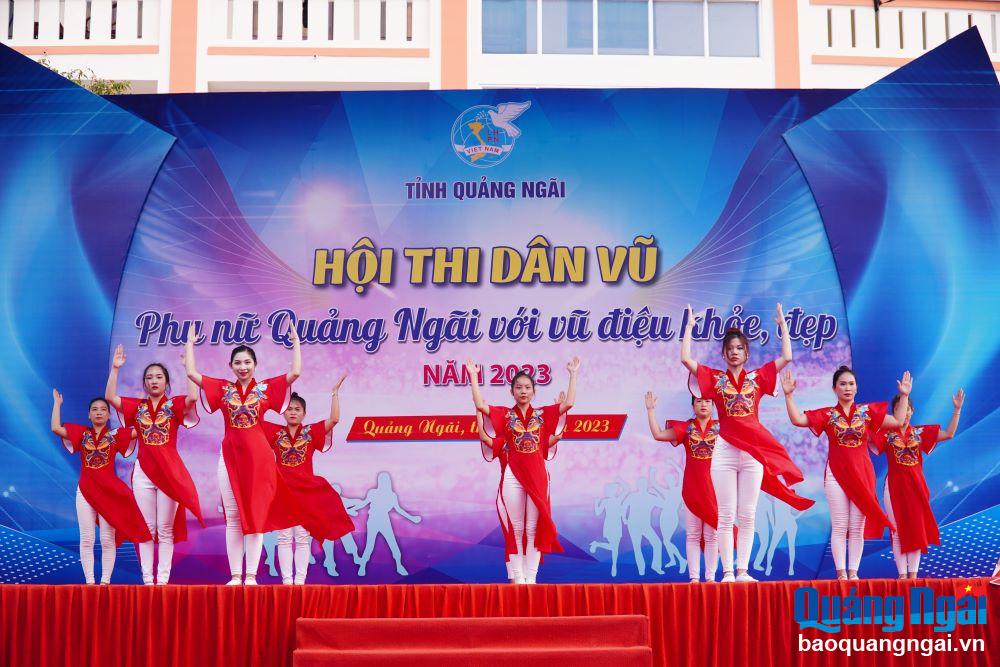 Tiết mục dân vũ của Hội LHPN huyện Mộ Đức.