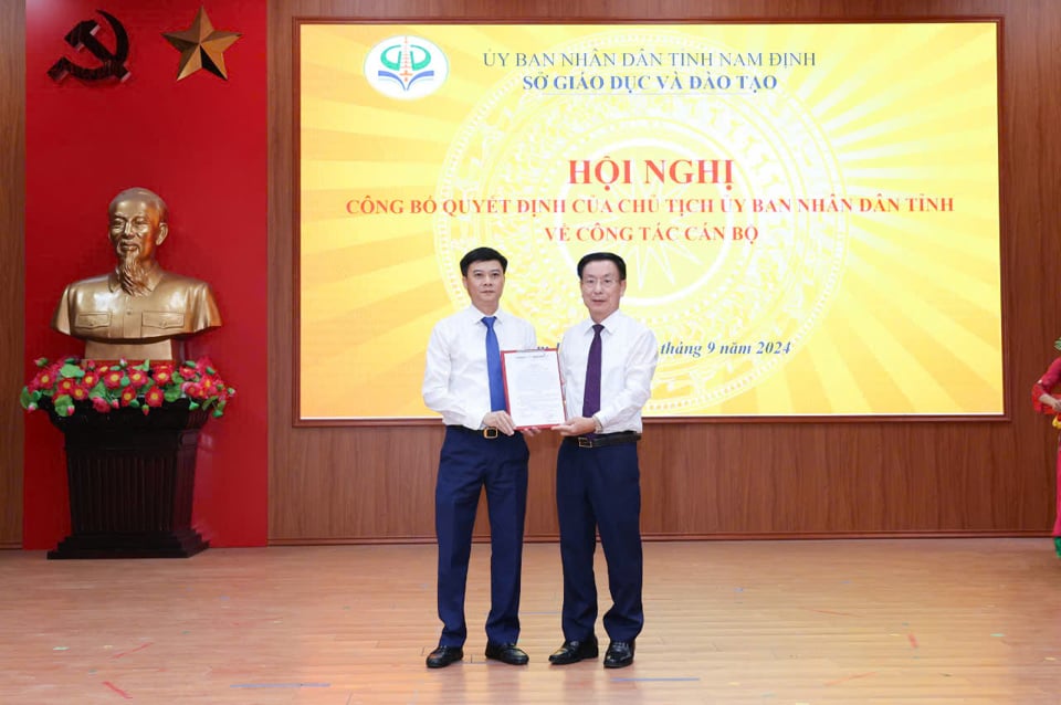 성 인민위원회 위원장 Pham Dinh Nghi는 교육훈련부장 Nguyen Xuan Hong에게 축하의 결정과 꽃을 전달했습니다. 사진: Viet Du