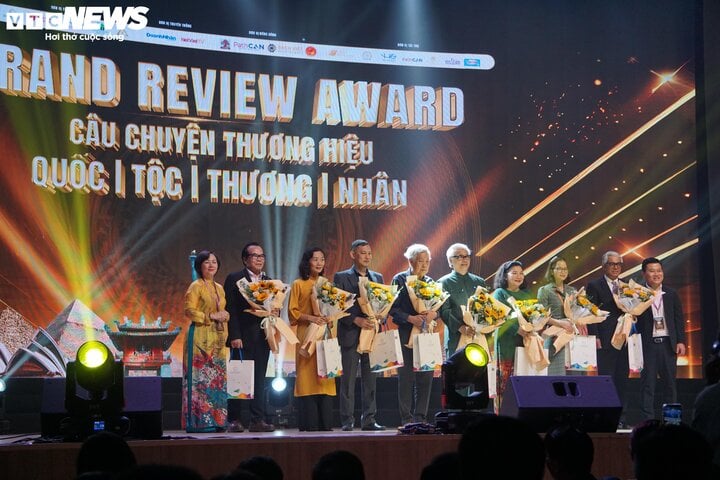 Ban Cố vấn và Ban Giám khảo Chung kết Giải thưởng Brand Review Award.