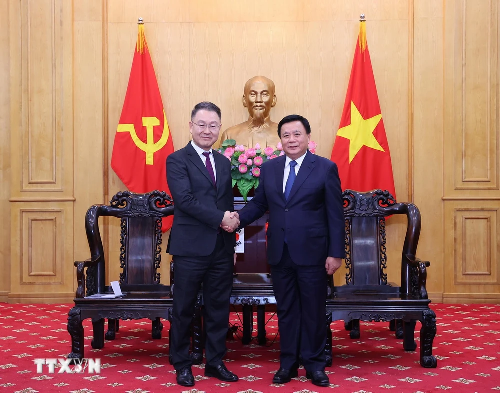 El profesor Dr. Nguyen Xuan Thang recibió al presidente del Instituto Nacional de Recursos Humanos y Desarrollo de Corea, Kim Chae-Hwan. (Foto: Van Diep/VNA)