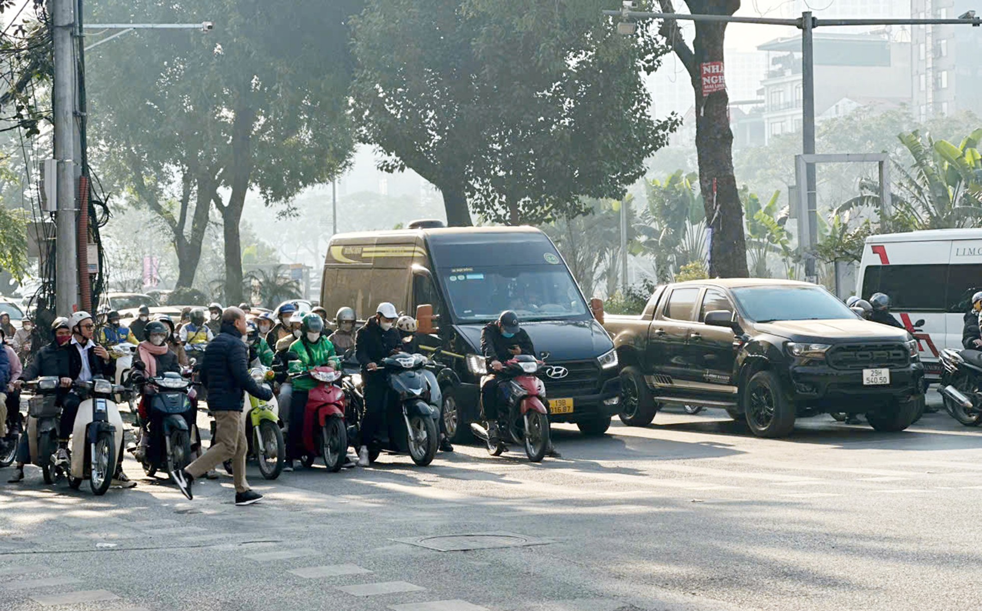 On weekends, many roads in Hanoi are congested for a long time, photo 11