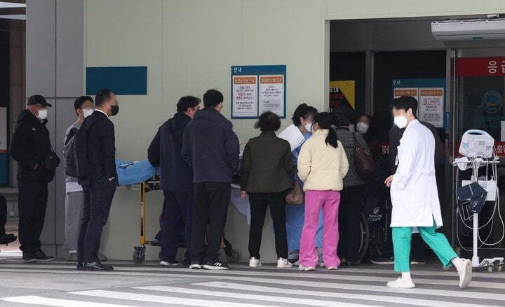 Patients line up at the emergency room of a hospital in Seoul, South Korea on March 5, 2024. (Photo: Yonhap/VNA)