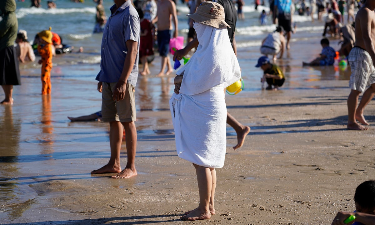 Hot weather, tourist attractions "not as crowded as imagined"