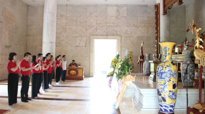 Bac Kan Newspaper reports on achievements and presents them to Uncle Ho at Pac Bo National Special Relic Site, photo 3