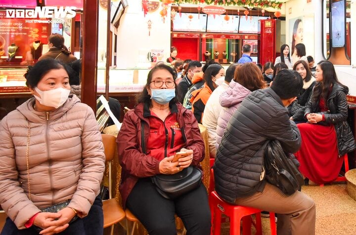 Customers waiting for their turn to make a transaction are fully seated.