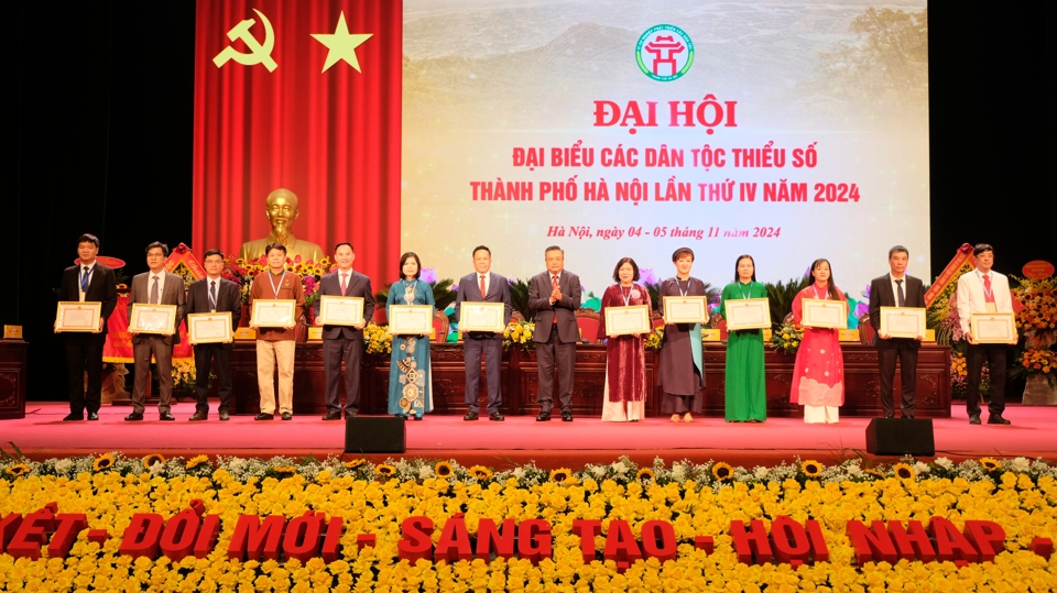 Chairman of Hanoi People's Committee Tran Sy Thanh awarded Certificates of Merit to collectives and individuals.