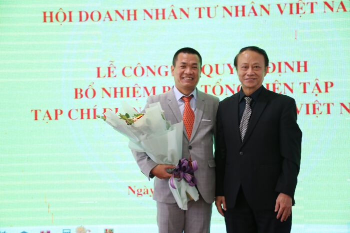 Ernennung des Journalisten Tran Manh Hung zum stellvertretenden Chefredakteur des Vietnam Business E-Magazins, Foto 1