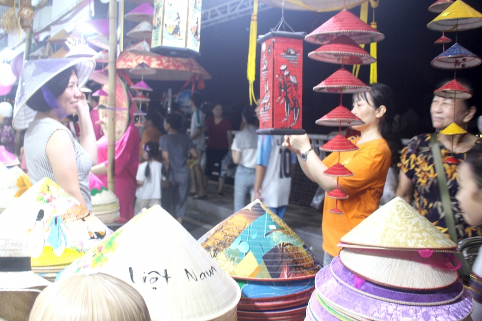 Les chapeaux coniques du village de Chuong sont très demandés lors du « Festival du Lotus de Hanoi et de l'introduction des produits OCOP associés à la culture des provinces montagneuses du nord en 2024 ». Photo : Moc Mien  