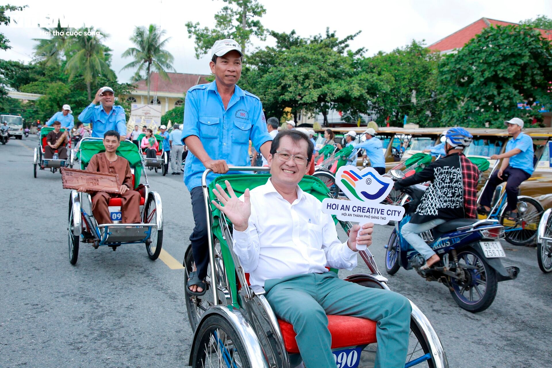 Hoi An artisans bring bamboo products and lanterns to parade in the old town on cyclo - 3