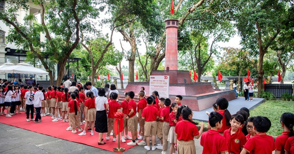 Nhan Dan Newspaper opens interactive exhibition Hanoi Flag Tower and introduces special supplement on the occasion of the 70th anniversary of the Capital Liberation Day