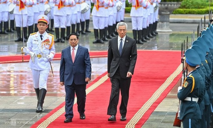 El Primer Ministro Pham Minh Chinh presidió la ceremonia de bienvenida al Primer Ministro de Singapur.