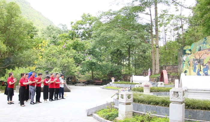 Bac Kan Newspaper reports on achievements and presents them to Uncle Ho at Pac Bo National Special Relic Site, photo 8