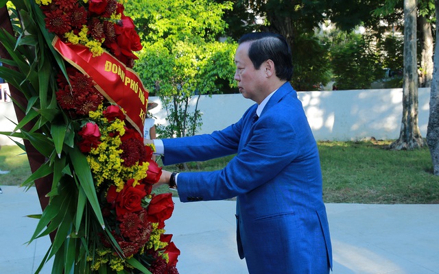 Deputy Prime Minister Tran Hong Ha offers flowers at the statue of President Ho Chi Minh. Photo: VGP