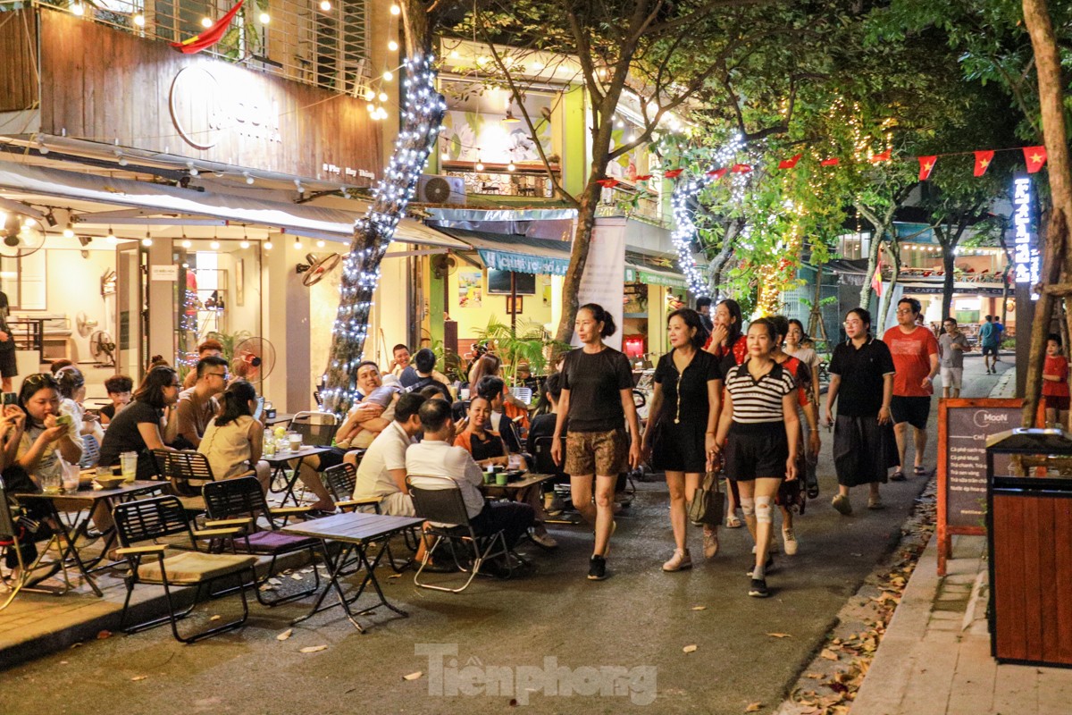 People spread mats and set up tables to drink coffee in the middle of Ngoc Khanh Lake walking street, photo 11