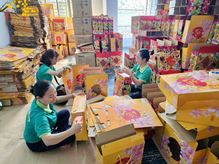 Purchasing power focuses on Tet gift baskets.