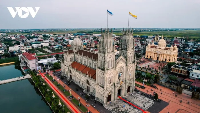 The architectural highlight of Kien Lao Church (Xuan Truong District) is the wide spherical roof and the tall bell tower located between the villages, next to the clear river, creating an ancient and peaceful highlight for the space here.