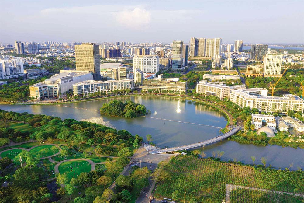 Das erste Stadtgebiet in Ho-Chi-Minh-Stadt: Investiert und gebaut von der Phu My Hung Development Corporation. Dies ist das erste vom Bauministerium anerkannte Modellstadtgebiet des Landes. 1996 begann die Phu My Hung Corporation mit dem Bau der städtischen Infrastruktur von Phu My Hung. Es handelt sich um die Nguyen Van Linh Avenue, 17,8 km lang, 120 m breit und mit 10 Fahrspuren. Die Nguyen Van Linh Avenue wurde komplett neu gebaut und durchquert das Sumpfland der Bezirke Nha Be (heute Bezirk 7), Bezirk 8 und Binh Chanh. Von hier aus begannen die ersten Pläne des Stadtgebiets Gestalt anzunehmen. Nach über 30 Jahren Bau- und Entwicklungszeit ist das Stadtgebiet Phu My Hung nun nicht nur funktional und architektonisch vollständig, sondern prägt auch den Lebensstil eines „zivilisierten Stadtgebiets, einer humanen Gemeinschaft“ und zieht über 65.000 Einwohner zum Leben, Arbeiten und Studieren an. Davon sind etwa 50 % Ausländer aus mehr als 26 Ländern und Gebieten auf der ganzen Welt.