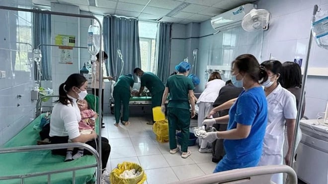កុមារ​បាន​ពុល​ត្រូវ​បាន​បញ្ជូន​ទៅ​មន្ទីរពេទ្យ។ (រូបភាព៖ ផ្តល់ដោយមន្ទីរសុខាភិបាល)