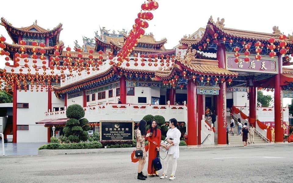 Turistas vietnamitas visitan la pagoda Thien Hau en Malasia. Foto: Hoai Nam